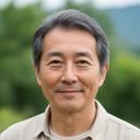 屋外で穏やかな表情を見せるカメラマンのプロフィール写真