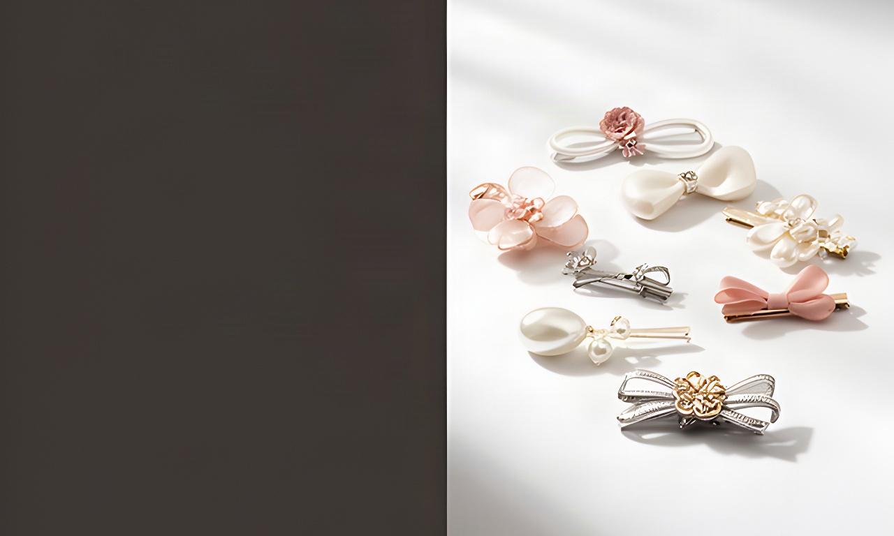 白い背景に置かれたヘアアクセサリーと柔らかな影